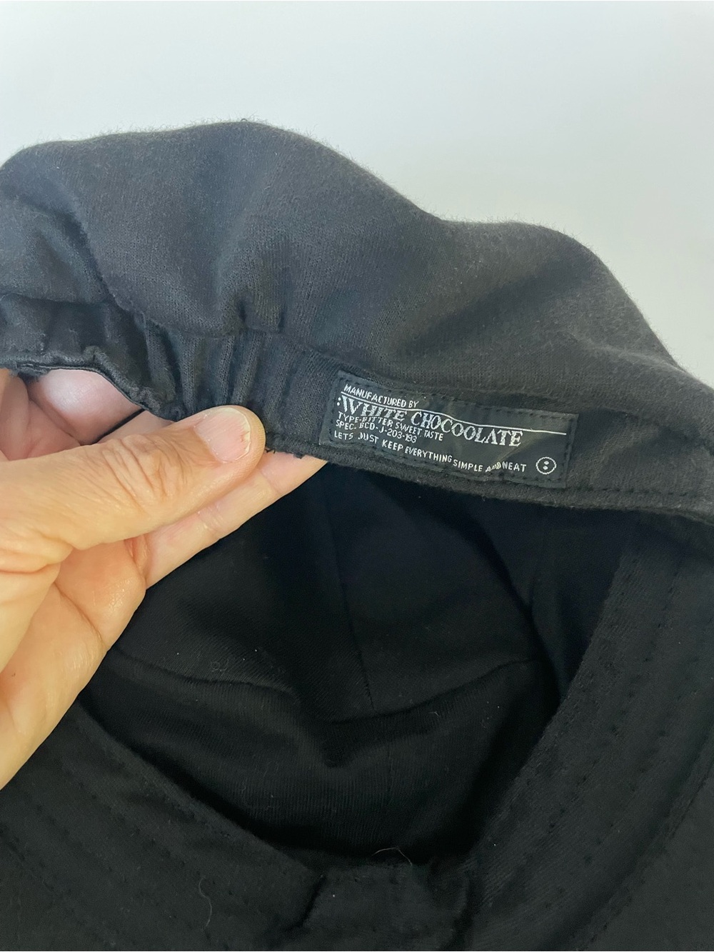 White Chocoolate black newsboy cap with elastic back strap - Picture 4 of 5